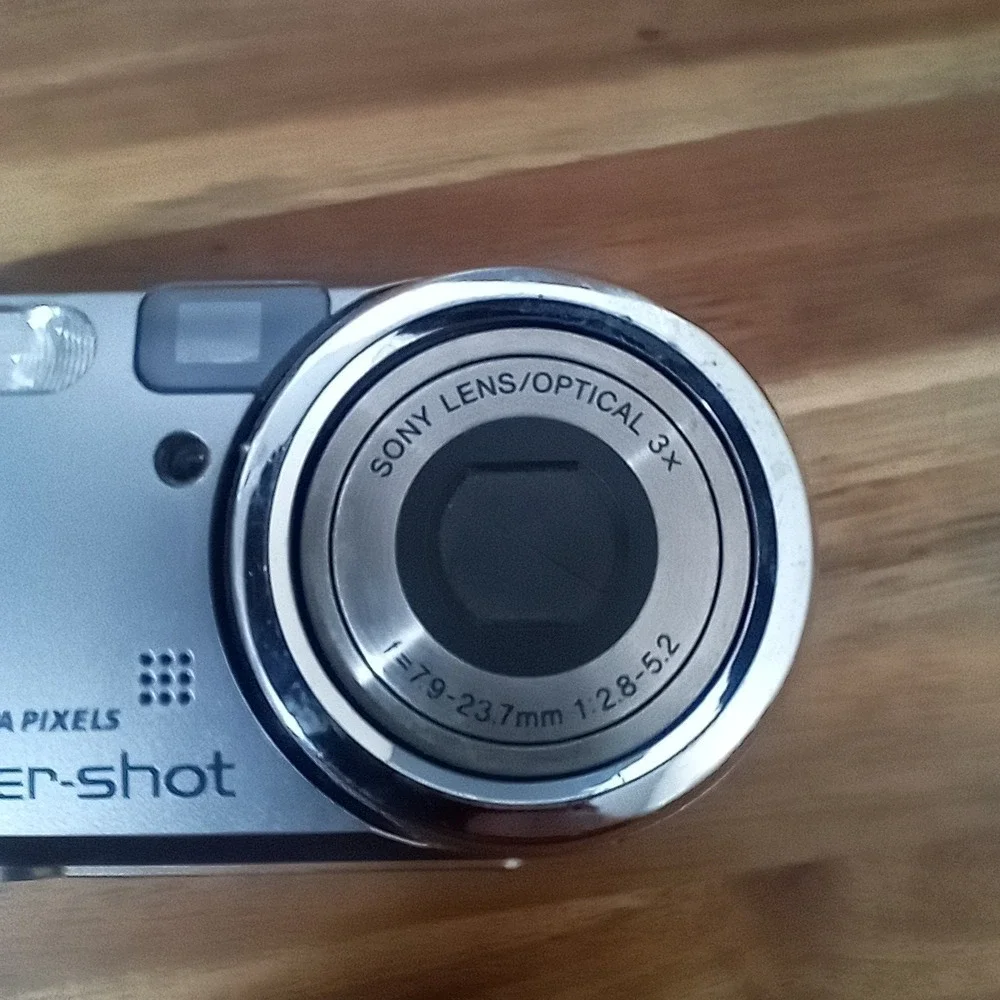 Sony Digital Camera Cybershot DSC-P93A 5.1MP‎ Silver UNTESTED PAIR REPAIR ONLY